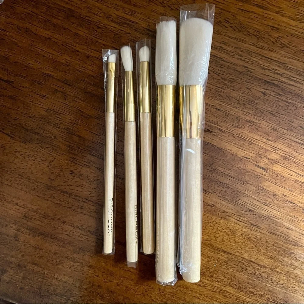 Luxe gold wood brushes synthetic. Very nice brushes.